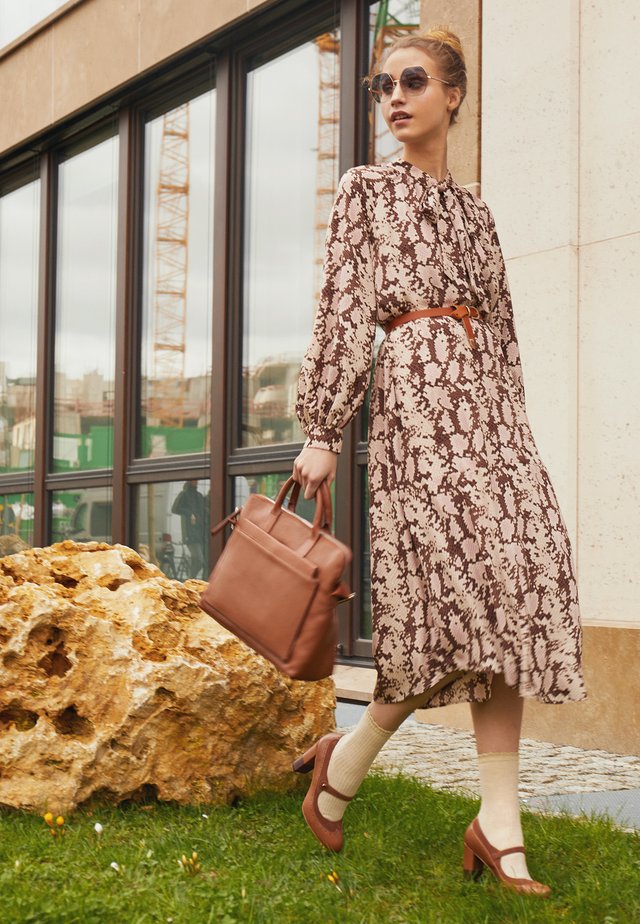 Klassiska pumps - cognac