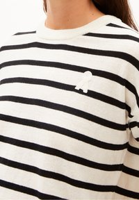 ARMEDANGELS T-shirt med print - off-white