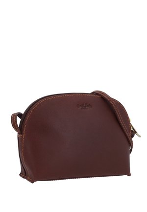 Bruine leren handtas met een ronde vorm. Voorzien van een ritsluiting, een korte schouderband en contrasterende stiksels.