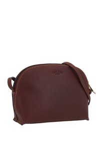 Ruskea nahkalaukku, jossa on pyöreä muoto. Varustettu vetoketjulla, lyhyellä hihnalla ja kontrastivärisillä ompeluilla.