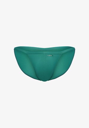 Zielone męskie slipy kąpielowe o wąskim kroju z małą metką marki "olaf benz" z przodu, na środku paska, prezentowane na białym tle.