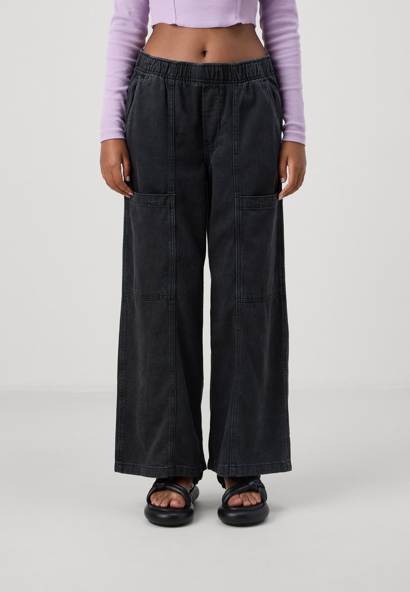 GAP Petite UTILITY EASY WIDE LEG MAXWELL - Platėjantys džinsai - washed black