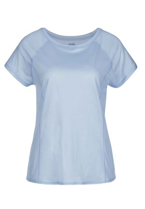 T-shirt bleu clair à manches courtes, fabriqué en tissu doux, avec un col rond et des manches raglan avec des coutures contrastées.