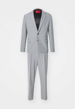 Light gray suit consisting of a single-breasted jacket with two buttons and matching tapered trousers, made of smooth fabric.