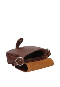 Borsa in pelle marrone dalla forma rotonda, con patta, chiusura con zip, dettagli in camoscio e hardware in metallo. Interno di colore scuro.