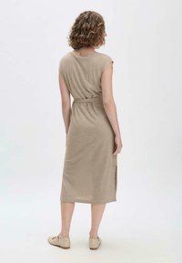 Beige, knielanges Kleid aus softem Stoff mit kurzen Ärmelchen, einem taillierten Bund, seitlichen Schlitzen und einer lockeren Passform.