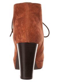 Brązowe zamszowe botki za kostkę z wysokim, drewnianym obcasem i widocznym szwem z tyłu, ukazujące widok z tyłu, z częściowo widocznym sznurowaniem.