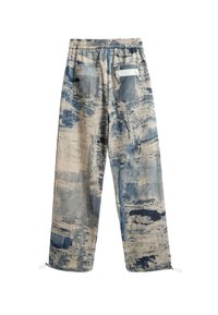 Pantalones holgados en una mezcla de tela azul y beige, con un patrón abstracto, cinturilla elástica y dos bolsillos traseros.