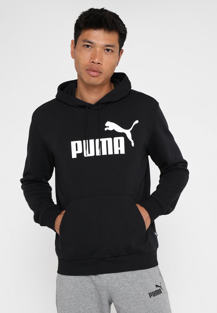 Sweat à capuche noir en mélange de coton avec une poche kangourou, présentant un grand logo "PUMA" blanc et un logo de chat brodé sur la poitrine.