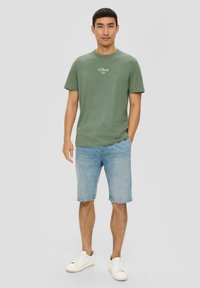 s.Oliver  MIT LOGO ciemnozielony