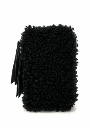 Petit sac rectangulaire noir recouvert d'un tissu doux à texture bouclée, avec une fermeture éclair et des pompons en cuir sur le côté.