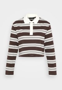 Brun og hvit stripet langermet polo skjorte med krage, tre-knapp placket og kortet hem. Mykt stoff med horisontale striper.