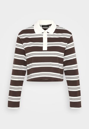 Brun og hvit stripet langermet polo skjorte med krage, tre-knapp placket og kortet hem. Mykt stoff med horisontale striper.