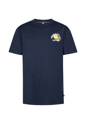 Camiseta azul marino de manga corta con cuello redondo y pequeño gráfico colorido con texto y una rodaja de limón en el pecho izquierdo.