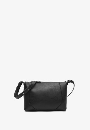 Borsa a spalla in pelle nera con finitura testurizzata, dotata di chiusura zip e tracolla regolabile con un accento intrecciato. Forma rettangolare.