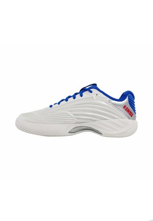 Zapatilla blanca K-Swiss con cordones y forro azules, logo rojo en el talón, suela texturizada y detalles de diseño curvos en el lateral.
