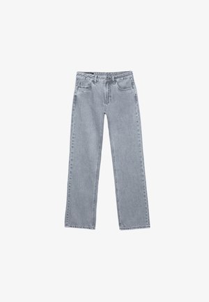 Svetlomodré rifle s vysokým pásom a priamymi nohavicami, s prednými vreckami, pútkami na opasok a zapínaním na gombík, rozložené na bielom pozadí.