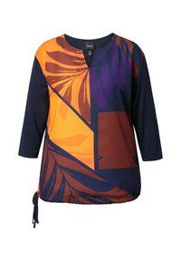 Top multicolore con una base blu navy profondo, caratterizzato da grandi motivi floreali arancioni e bordeaux, scollatura a V e maniche 3/4.