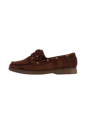 Mocassin homme en daim marron avec laçage devant, design moc toe et semelle en caoutchouc basse, vu de côté sur fond blanc.