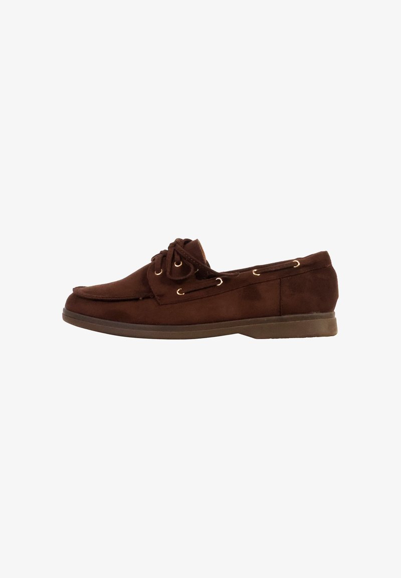Mocassin homme en daim marron avec laçage devant, design moc toe et semelle en caoutchouc basse, vu de côté sur fond blanc.
