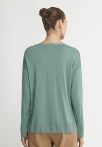 Falconeri ULTRAFINE V-NECK - Strickpullover - dark thyme garment dyed
