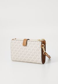 Portafoglio beige con un motivo di lettere intrecciate, dettagli color cammello, accessori dorati e chiusura a zip. Inclusa una tracolla regolabile.