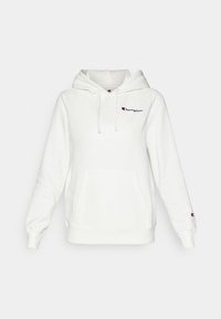 Bílá mikina z fleecového materiálu s přední kapesní, kapucí na stahování a vyšitým logem "Champion" v červené a černé na prsou a rukávu.