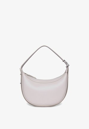 Borsa a mezzaluna in pelle grigio chiaro con una singola tracolla larga e una piccola fibbia argentata su un lato.