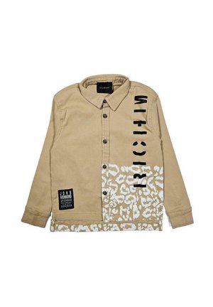 Camicia a maniche lunghe color sabbia con chiusura a bottoni, caratterizzata da testo nero e un motivo animale bianco nella parte inferiore. Include un'etichetta con logo.
