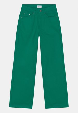 Gröna vida byxor med framlomm pockets, bältesöglor, knäppning och synlig sömnad på en vit bakgrund.