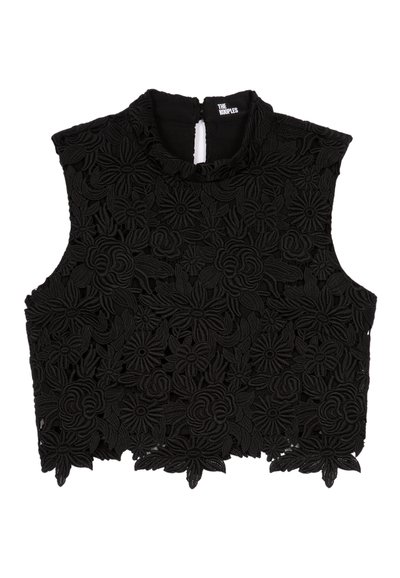 Schwarzes ärmelloses Crop-Top mit floraler Spitzenstickerei und gewelltem Saum, hoher Ausschnitt mit Knopfverschluss hinten.