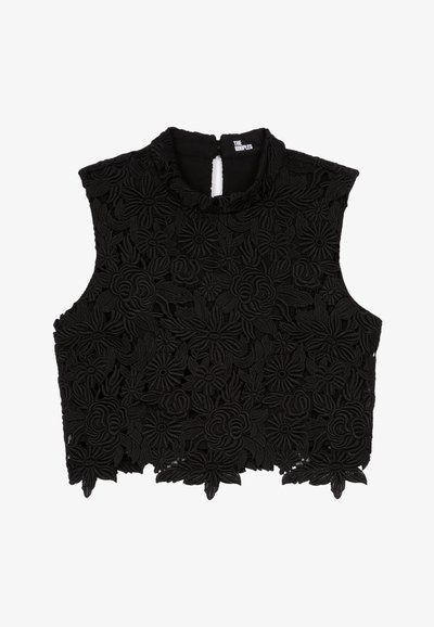 Schwarzes ärmelloses Crop-Top mit floraler Spitzenstickerei und gewelltem Saum, hoher Ausschnitt mit Knopfverschluss hinten.