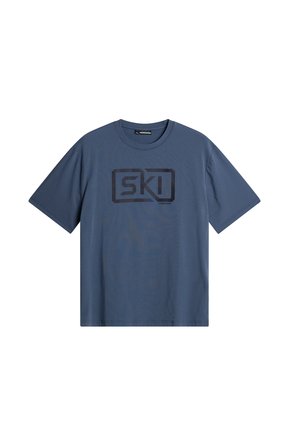 Blauwe T-shirt met korte mouwen en zwart "SKI" logo gecentreerd op de borst, met een ronde halslijn.