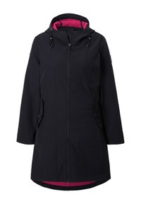 Veste softshell noire avec capuche et fermeture éclair sur le devant. Dotée d'une doublure intérieure rose et de deux poches latérales. Texture lisse et coupe ajustée.