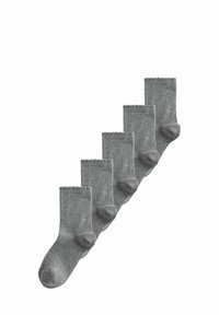 Grauer Baumwollsocken-Satz, der ein geripptes Bündchen und eine glatte Textur aufweist. Jede Socke hat eine standardmäßige Knöchelhöhe und eine abgerundete Zehenform.