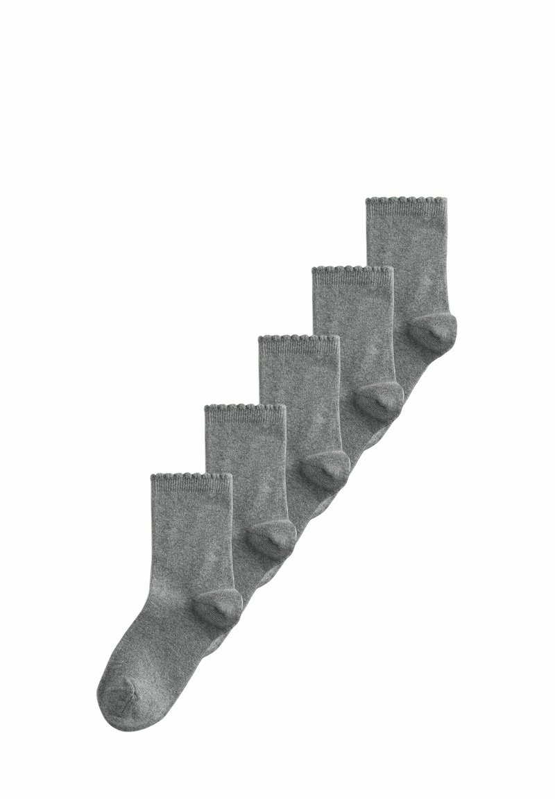 Grauer Baumwollsocken-Satz, der ein geripptes Bündchen und eine glatte Textur aufweist. Jede Socke hat eine standardmäßige Knöchelhöhe und eine abgerundete Zehenform.
