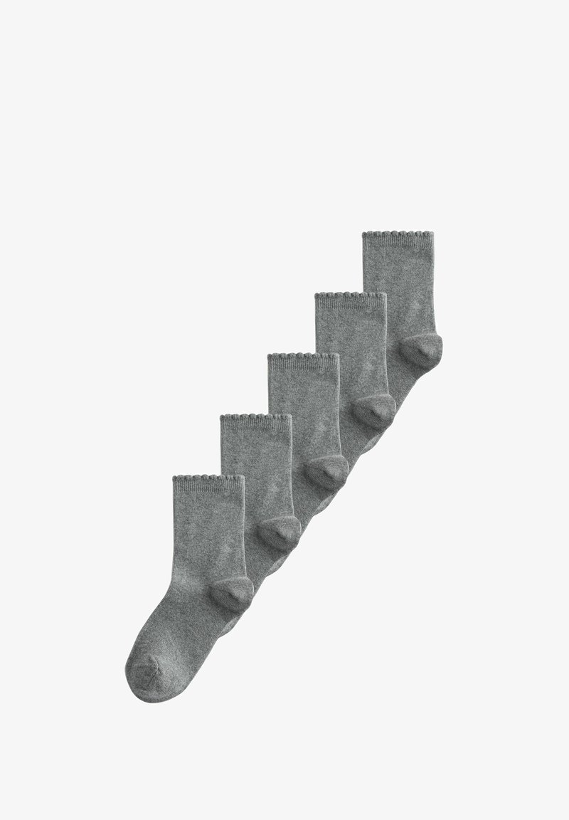 Grauer Baumwollsocken-Satz, der ein geripptes Bündchen und eine glatte Textur aufweist. Jede Socke hat eine standardmäßige Knöchelhöhe und eine abgerundete Zehenform.