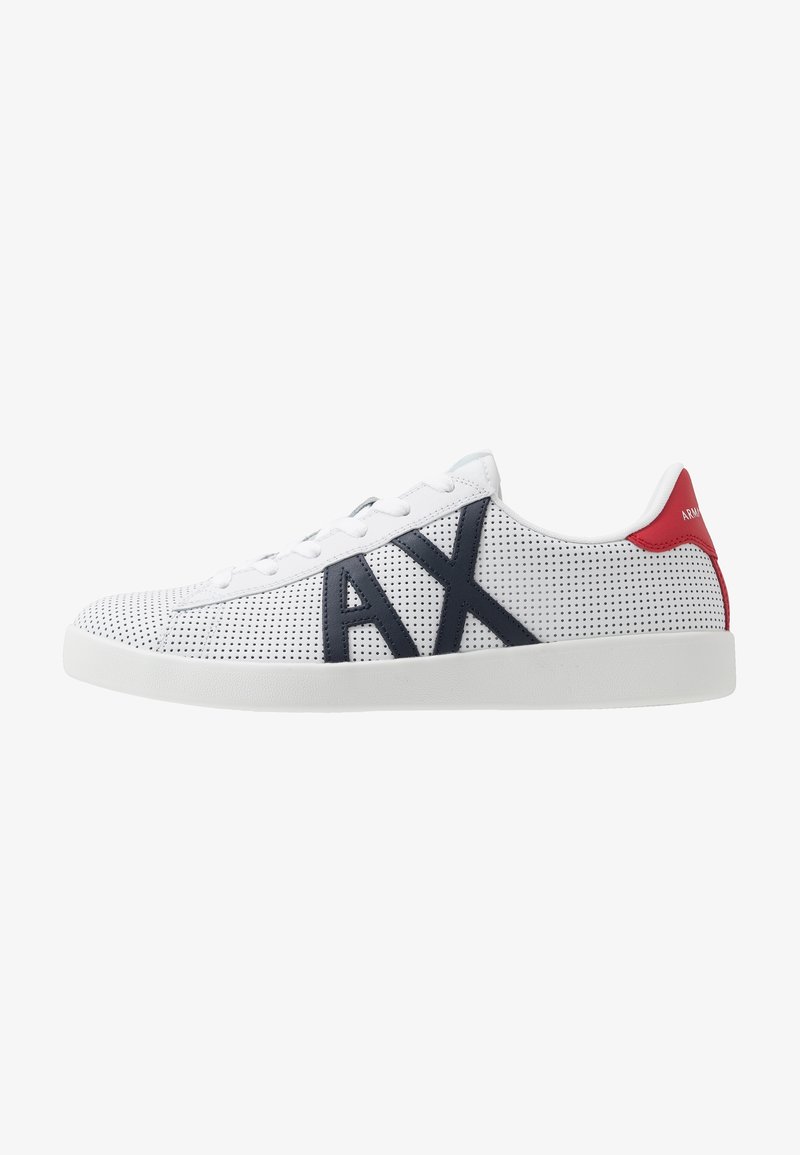 Baskets basses blanches avec un design perforé, logo "AX" bleu marine sur le côté, lacets blancs et languette de talon rouge avec texte "Armani".