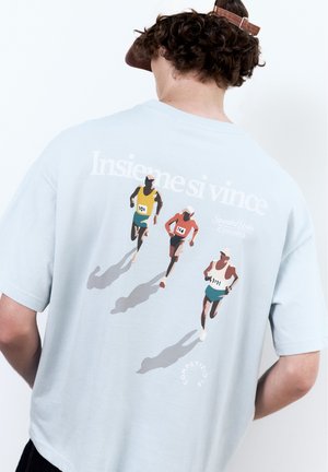 PULL&BEAR, BOXY-FIT SHORT SLEEVE WITH CONTRAST GRAPHIC - T-SHIRT - T-shirt imprimé - light blue