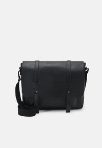 Sac messager en cuir noir avec rabat avant sécurisé par deux sangles verticales et une bandoulière ajustable en tissu noir.