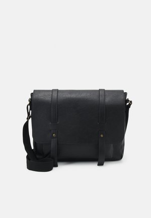 Sac messager en cuir noir avec rabat avant sécurisé par deux sangles verticales et une bandoulière ajustable en tissu noir.