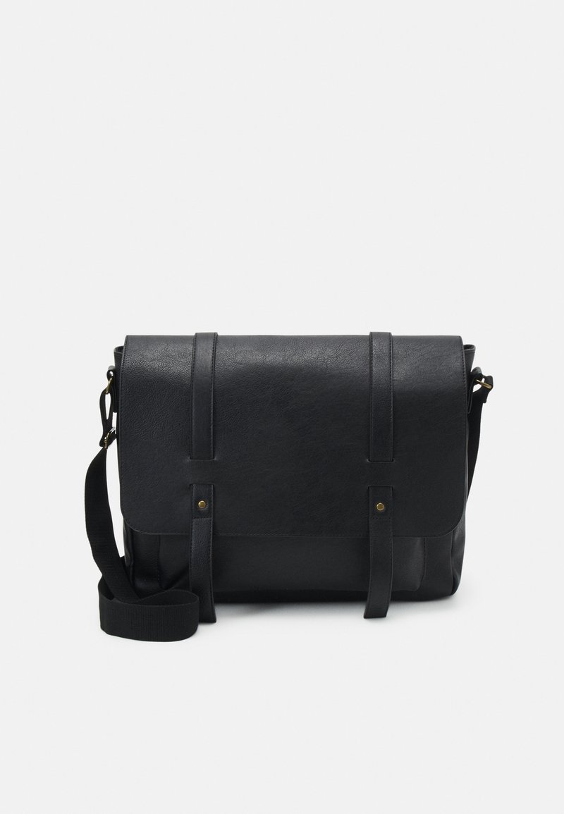 Sac messager en cuir noir avec rabat avant sécurisé par deux sangles verticales et une bandoulière ajustable en tissu noir.