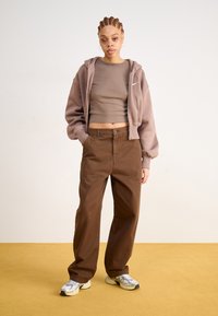 Nike Sportswear SPORTSWEAR PHOENIX FLEECE - Sweat à capuche - mink brown/sail