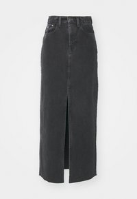 Črna denim maksi krilo z sprednjim razporkom, visokim pasom in zankami za pas. Ima klasičen pet-pocket design in raven kroj.