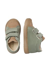 Scarpe in suede verde con punta in pelle color nocciola, doppie chiusure in Velcro, suole in gomma e design arrotondato.