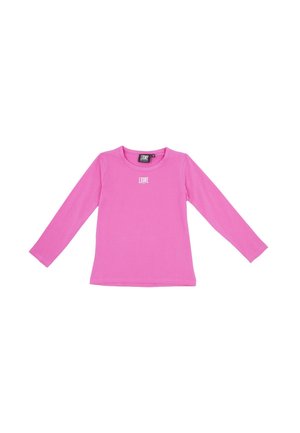 T-shirt rose à manches longues et à col rond, avec un petit logo blanc sur la poitrine, présenté sur un fond blanc.