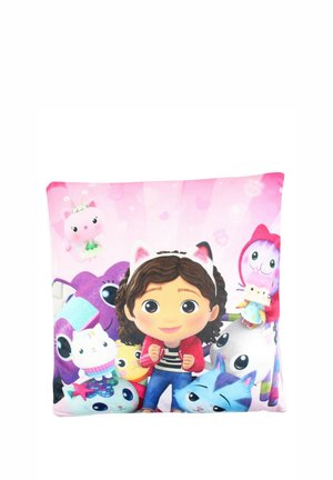 Personaggio bambino con fascia per capelli con orecchie da gatto circondato da gatti e creature animate colorate su un cuscino rosa.