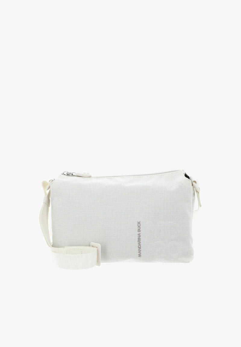 Weißer rechteckiger Beutel mit strukturierter Oberfläche, ausgestattet mit einem Reißverschluss, verstellbarem Riemen und geprägt seitlich mit einem Logo.