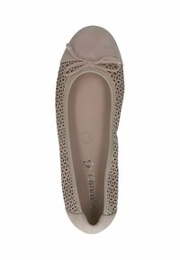 Beige baleta apavi ar perforētu dizainu, gludu purngalu un lenti akcentu. Iekšpuse ir viegli mīkstināta komfortam.