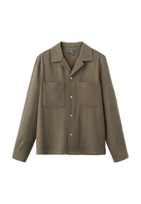 Camisa de botón verde oliva con cuello ajustado, dos bolsillos frontales y mangas largas. Tela suave con un diseño de ajuste relajado.